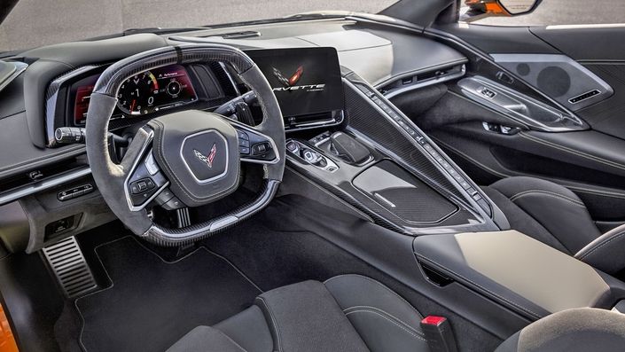 Par rapport au tableau de bord Corvette C8 actuel (photo en haut), nous réalisons qu'il existe de nombreuses modifications apportées à la Chevrolet Corvette qui devraient être commercialisées à partir de l'année prochaine (photo ci-dessous).