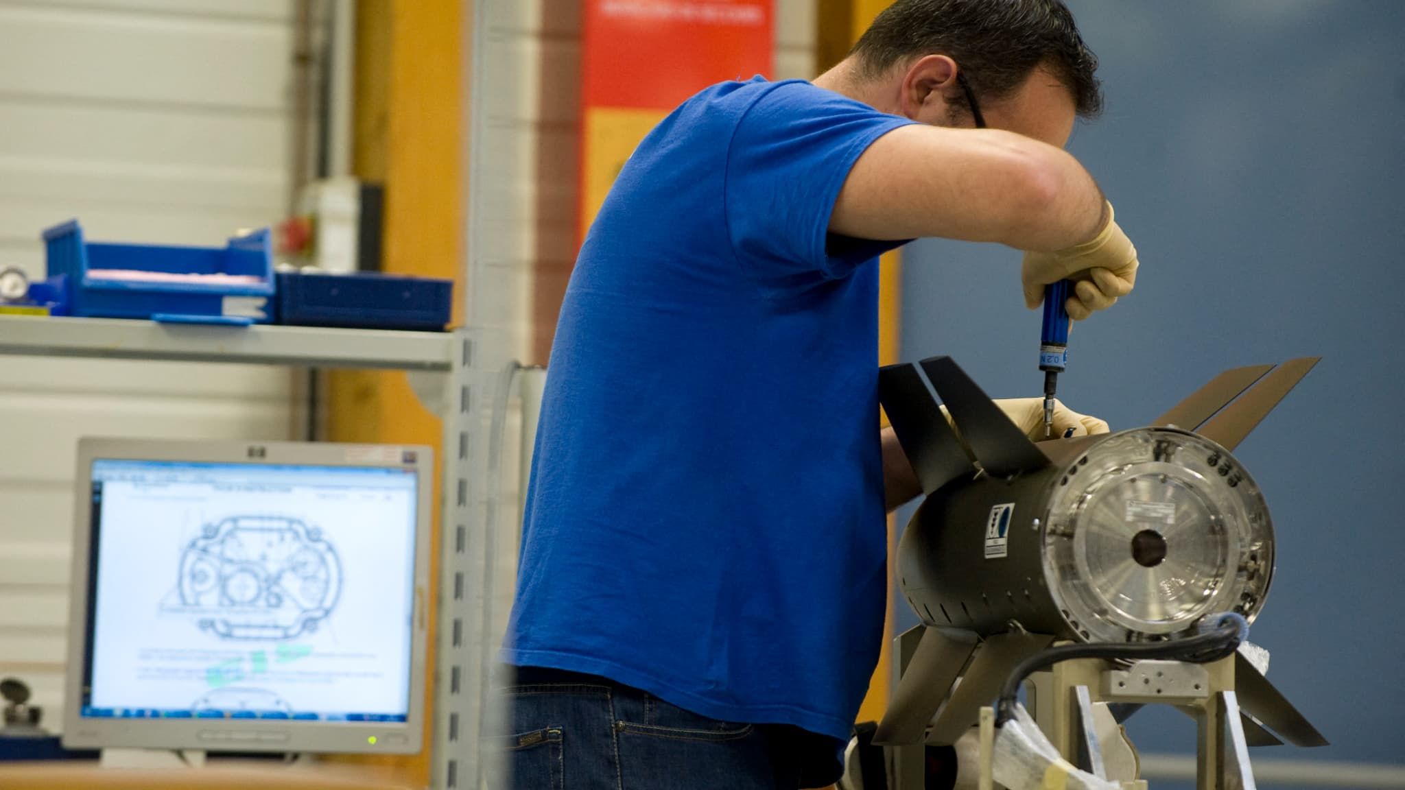 Un employé travaille sur le site de fabrication d'armes modulaires (AASM) de l'Air-Sol de l'usine d'ingénierie aérospatiale de Safran française à Montluçon, au centre de la France, le 31 mars 2016. Un employé travaille sur le site de fabrication d'armes modulaires (AASM) de l'Air-Sol de l'usine d'ingénierie aérospatiale de Safran française à Montluçon, au centre de la France, le 31 mars 2016.