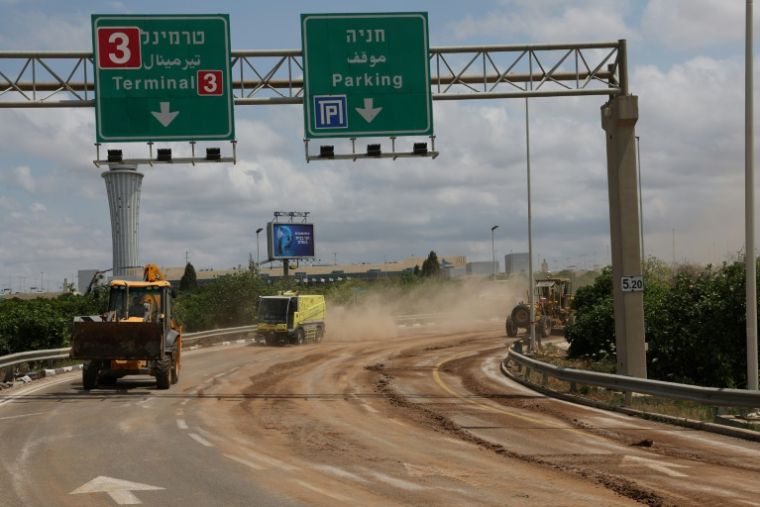 Les services d'urgence israéliens ont publié une voie d'accès à l'aéroport de Tel Aviv le 4 mai 2025 (AFP / Jack Guez)