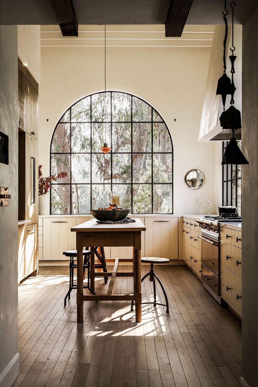 Décoration rustique de cuisine avec fenêtre ajustée