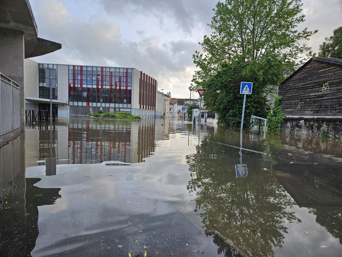 La rue des Tanneries, dans le district de Saint-Georges, a été submergée dans quelques minutes le lundi 21 avril.