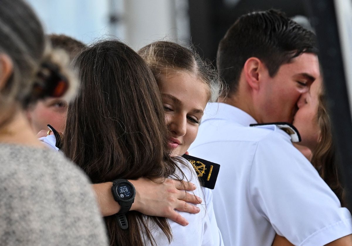 La princesse de la Couronne espagnole Leonor (C) est accueillie par la reine de la Mère Spagne Letizia après avoir débarqué du navire de formation de la marine espagnole Juan Sebastian de Elcano à son arrivée à Amador Terminal Cruise à Panama City le 3 mai 2025. (Photo de Martin Bernetti / AFP)