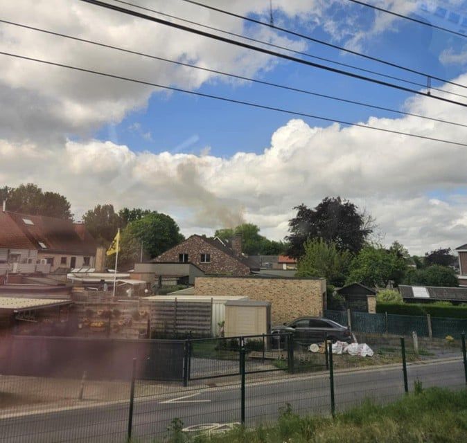 Le nuage de fumée du feu à Kasteel de Varens a été montré à partir du chemin de fer.