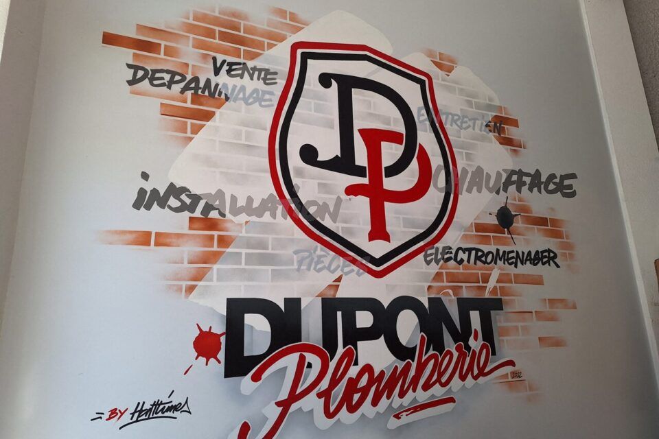 Et noir et un P rouge pour la plomberie dupont.