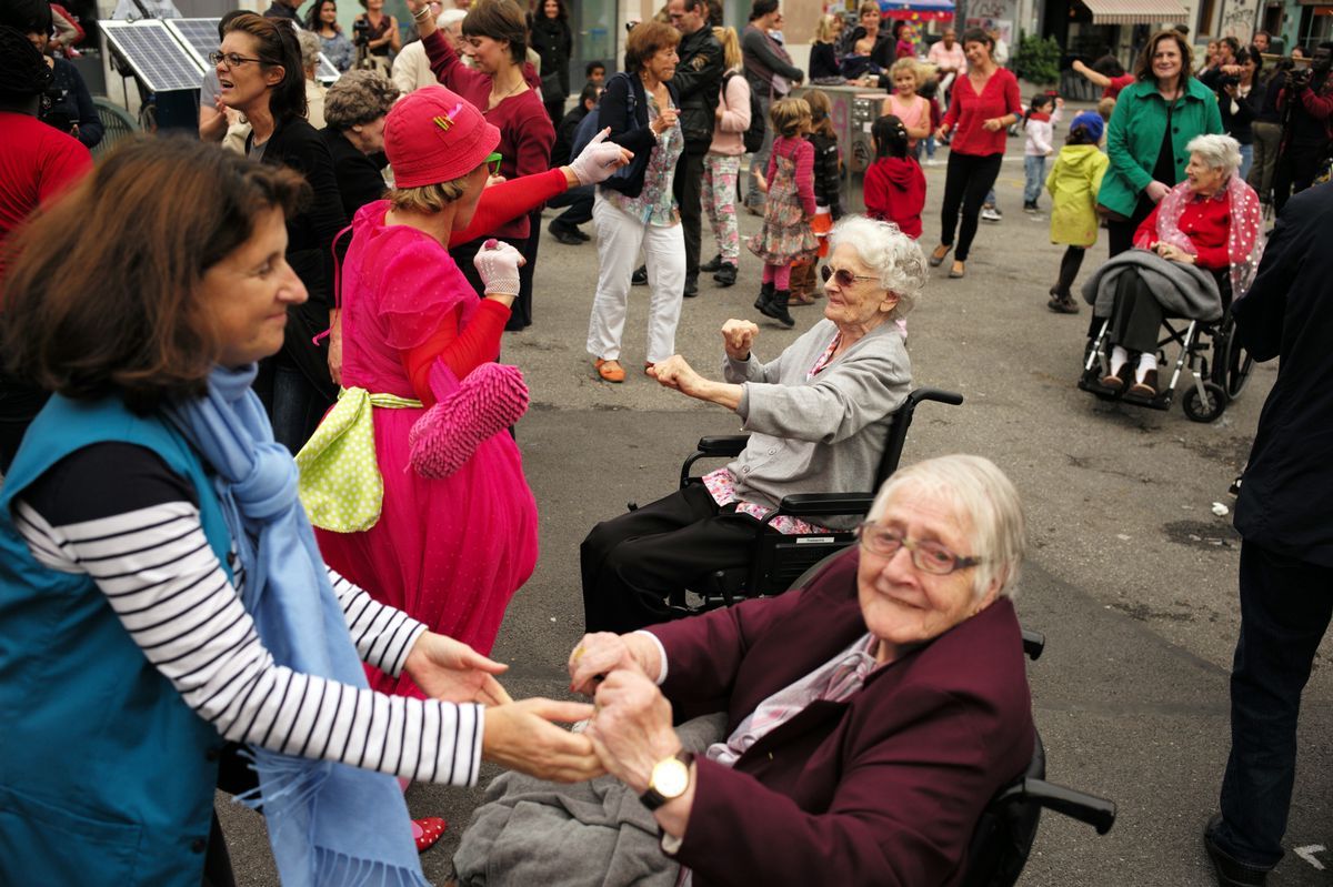 Les personnes âgées participent à un flash mob lors de la Journée internationale des aînés, le district de Grottes à Genève, le 1er octobre 2013. Les personnes âgées participent à un flash mob lors de la Journée internationale des aînés, le district de Grottes à Genève, le 1er octobre 2013.
