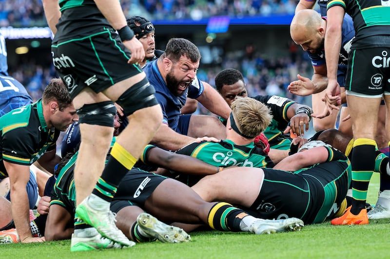 Rabah Slimani de Leinster et Josh van der Flier en action pendant le match contre Northampton à l'Aviva. Photographie: Billy Stickland / Inpho