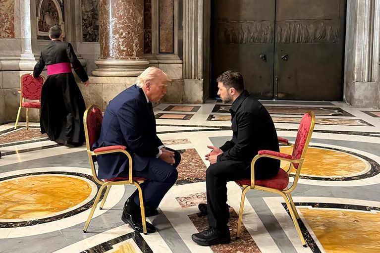 Le président ukrainien Volodymyr Zelensky a échangé avec son homologue américain Donald Trump avant les funérailles du pape François à Rome le 26 avril 2025.