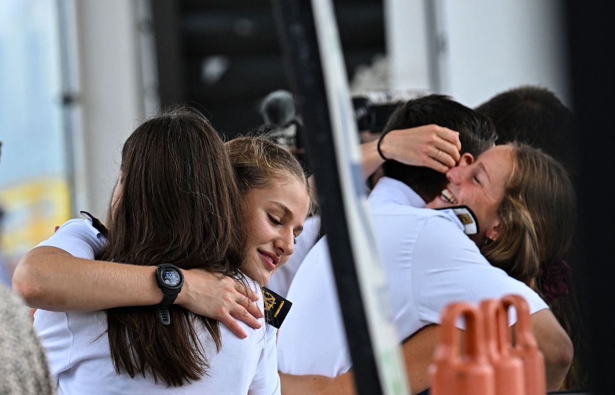 La princesse de la Couronne espagnole Leonor (2-L) est accueillie par la reine de la Mère Spagne Letizia après avoir débarqué du navire de formation de la marine espagnole Juan Sebastian de Elcano à son arrivée à Amador Terminal Cruise à Panama City le 3 mai 2025. (Photo de Martin Bernetti / AFP)