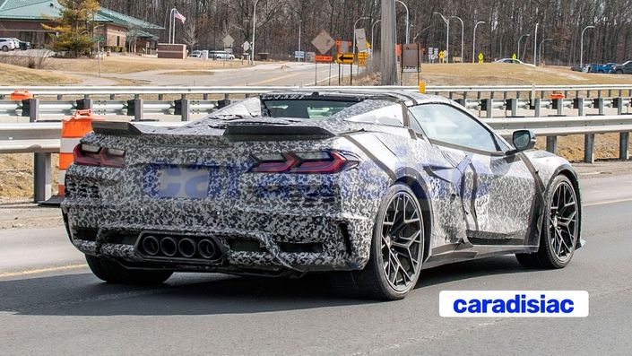 En prenant le V8 de 1 064 HP de la Corvette ZR1, la Corvette Zora dotera également un système hybride (emprunté aux rayons électroniques de Corvette) pour se rapprocher et peut-être même dépasser 1 200 ch! Ici, c'est la version convertible.