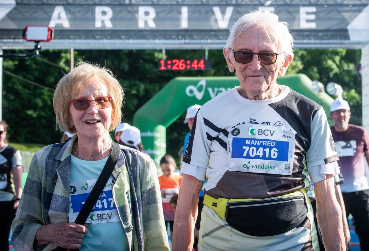 Emma et Manfred Mletzkowski, 90 et 91 ans, participants aux 20 km de Lausanne, sous l'arc à l'arche, numéro de dossiers visible. Emma et Manfred Mletzkowski, 90 et 91 ans, participants aux 20 km de Lausanne, sous l'arc à l'arche, numéro de dossiers visible.