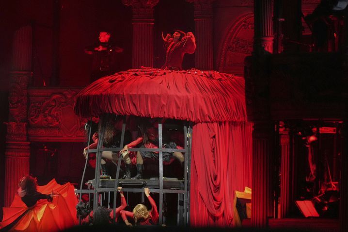 Les danseurs de Lady Gaga cachés sous son énorme robe rouge.