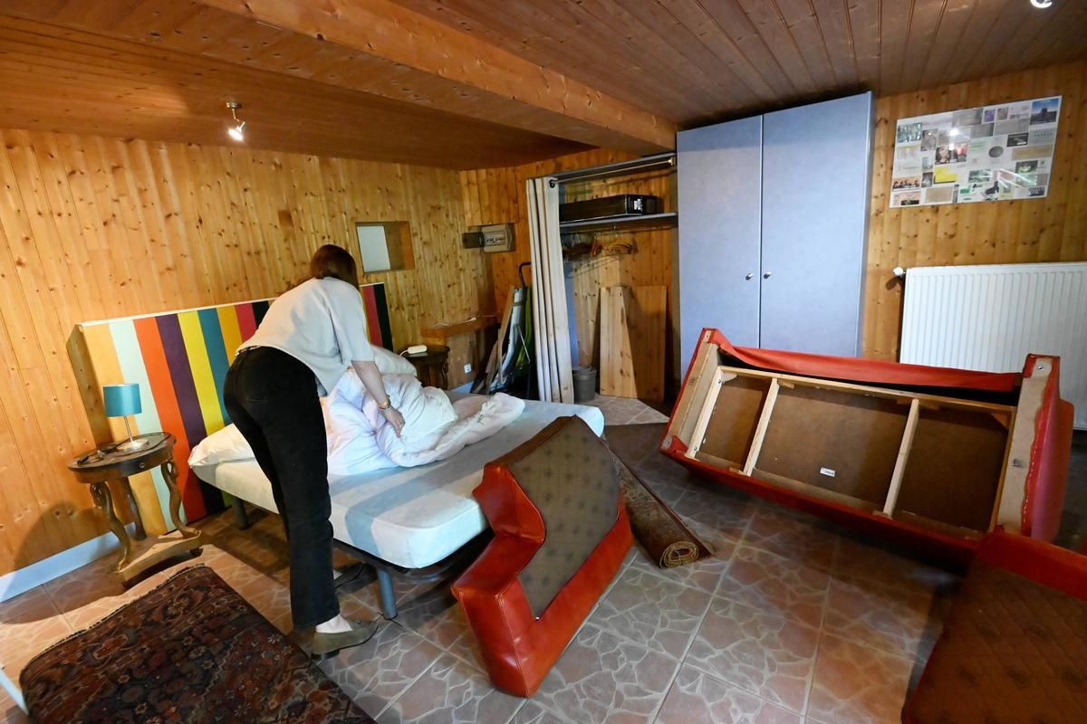 Dans ce studio au rez-de-chaussée d'une maison, cependant, retiré des tunneries au Périgueux, vous devez toujours nettoyer et ventiler, plus de dix jours après l'inondation.