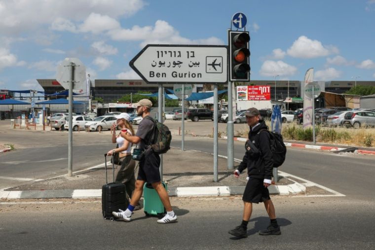 Les voyageurs se dirigent avec leurs bagages à l'aéroport de Ben Gourion à Tel Aviv, le 4 mai 2025 (AFP / Jack Guez)