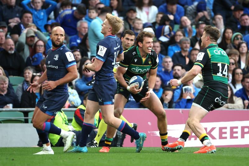 James Ramm (Centre) de Northampton Saints célèbre le cinquième essai du match de son équipe contre Leinster. Photographie: Damien Eagers / PA