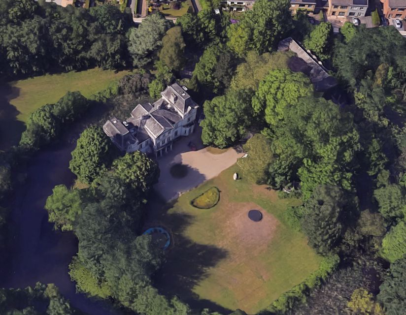 Le château de varens est entouré d'un grand domaine vert.