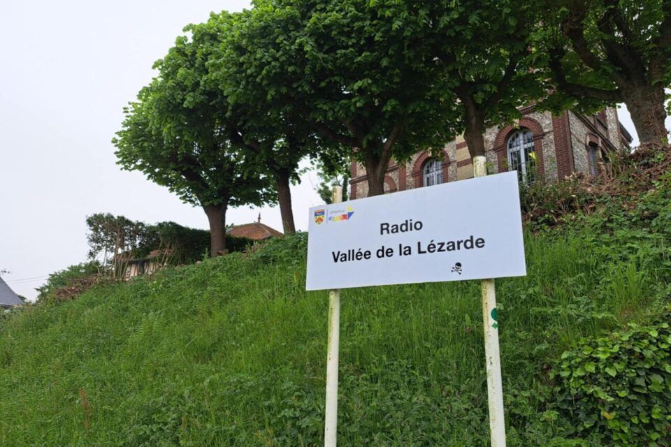 La Radio Vallée la Lézarde est installée dans une grande maison appartenant à la mairie d'Epouville, Chemin d'Argile.
