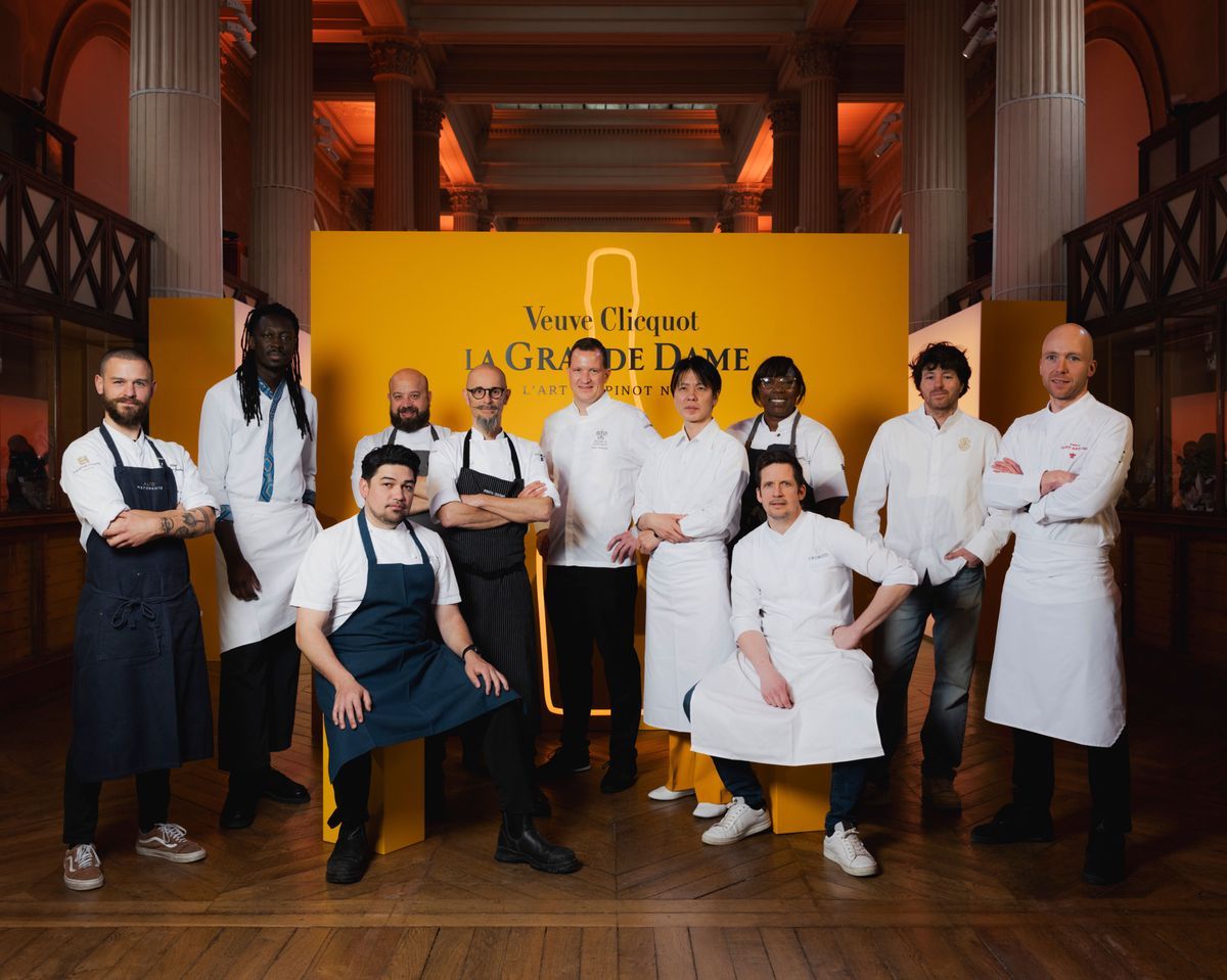 Les onze chefs de la gastronomie du jardin, avec Dario Cadonau, suisse de la scène, au centre. Les onze chefs de la gastronomie du jardin, avec Dario Cadonau, suisse de la scène, au centre.