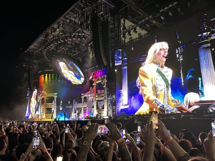 Lady Gaga portait également une robe dans les couleurs du Brésil.