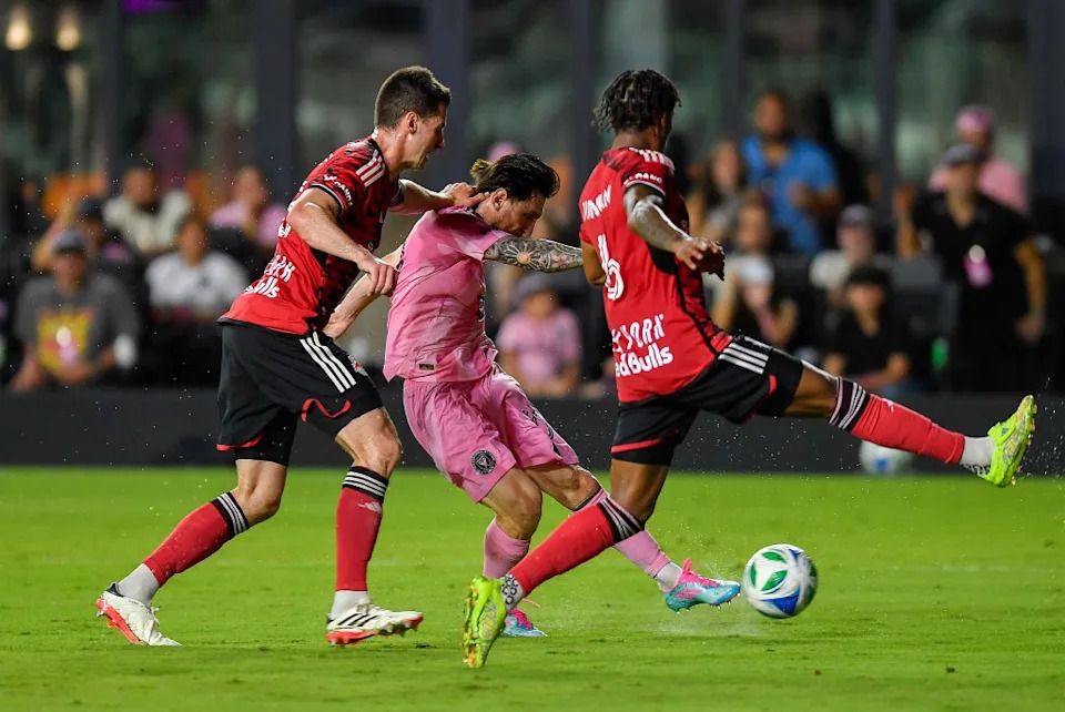 Lionel Messi tire le ballon lors de la victoire d'Inter Miami contre les Red Bulls. AP