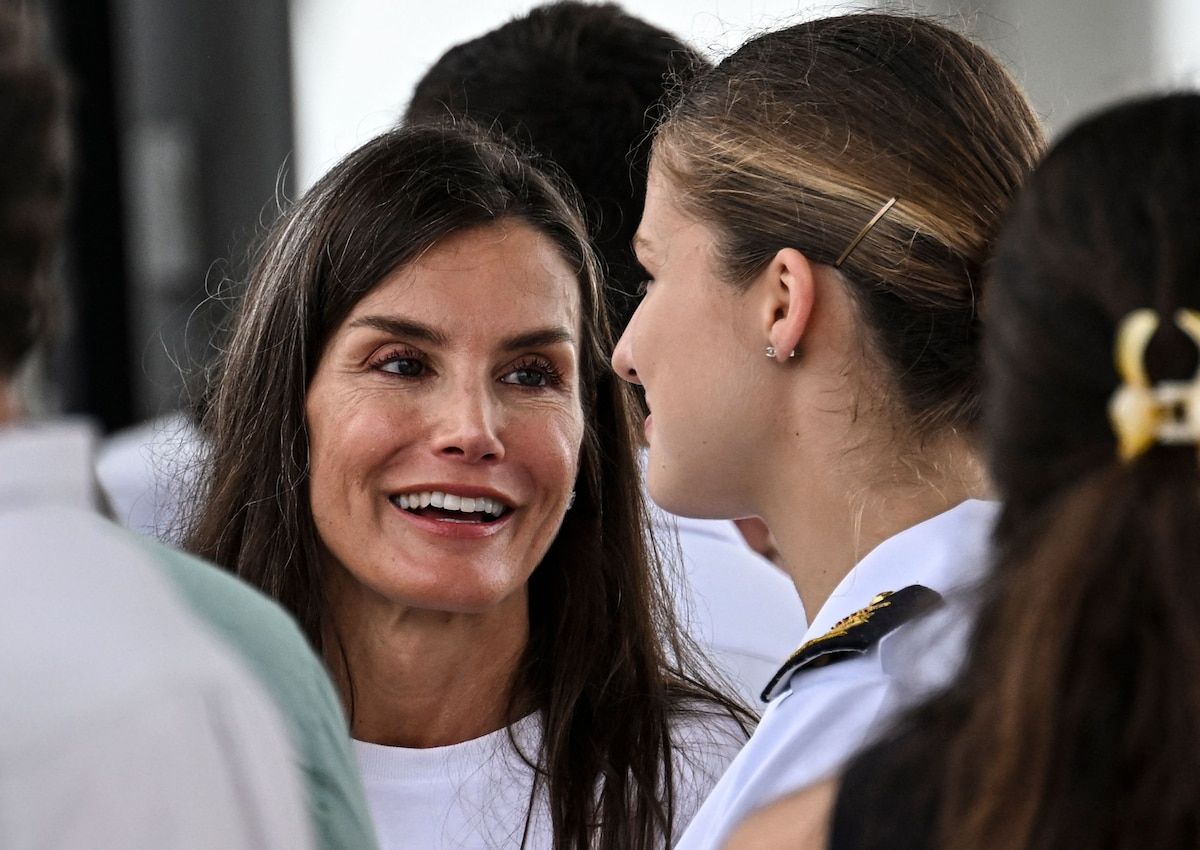 La princesse de la Couronne espagnole Leonor (R) s'entretient avec la reine de la mère espagnole Letizia après avoir débarqué du navire de formation de la marine espagnole Juan Sebastian de Elcano à son arrivée à Amador Terminal Cruise à Panama City le 3 mai 2025. (Photo de Martin Bernetti / AFP)