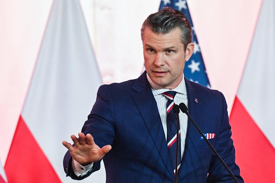 Pete Hegseth parle à la presse.