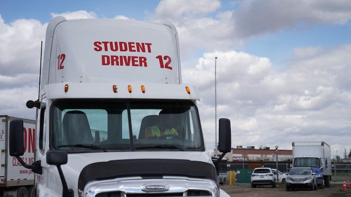 Un camion de roulottes se dirige de l'école de conduite de Jonas dirigée par un employé de l'école.