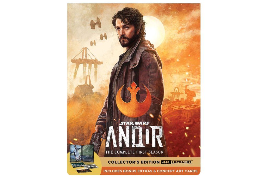 Diego Luna portant un manteau marron