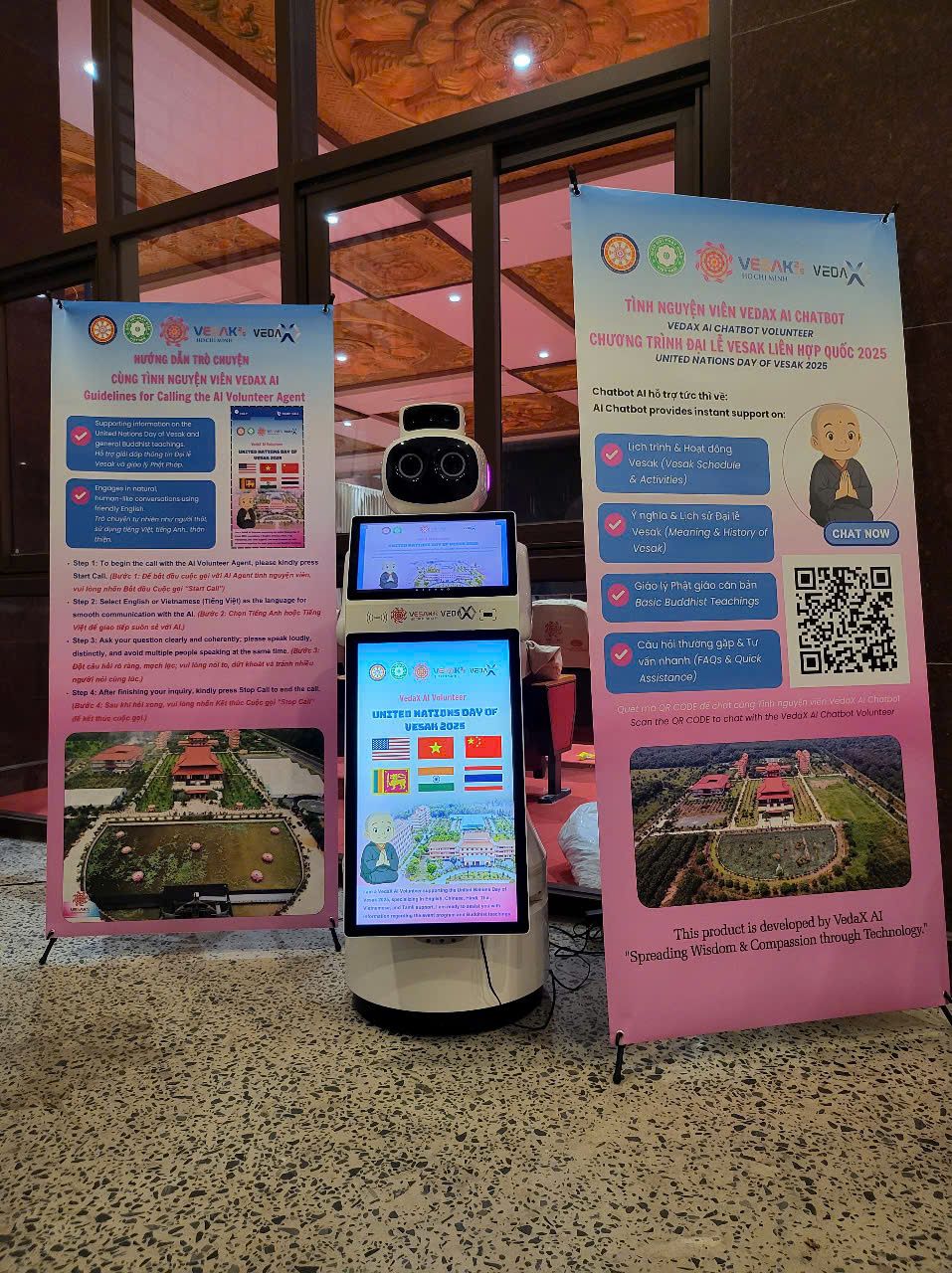 Le robot de réception parle 6 langues, AI Chatbot prend en charge 99 langues à Vesak 2025 - Photo 1.
