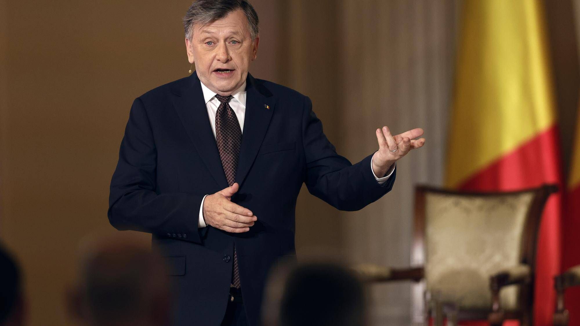 Crin Antonescu lors d'un débat télévisé au palais présidentiel Cotroceni à Bucarest, le 29 avril 2025. Crin Antonescu lors d'un débat télévisé au palais présidentiel Cotroceni à Bucarest, le 29 avril 2025.