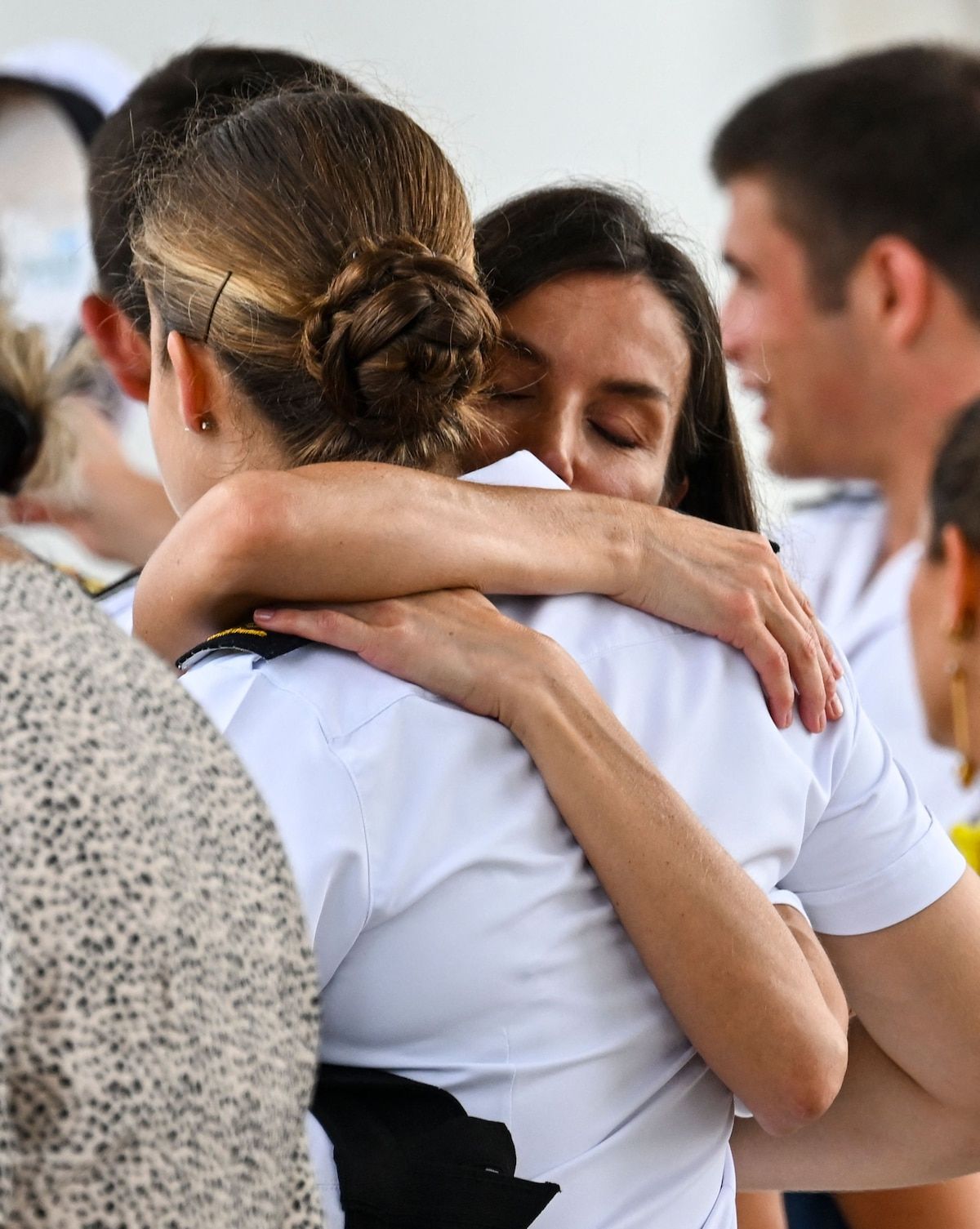 La princesse de la Couronne espagnole Leonor (L) est accueillie par la reine de la Mère Spagne Letizia après avoir débarqué du navire de formation de la marine espagnole Juan Sebastian de Elcano à son arrivée à Amador Terminal Cruise à Panama City le 3 mai 2025. (Photo de Martin Bernetti / AFP)