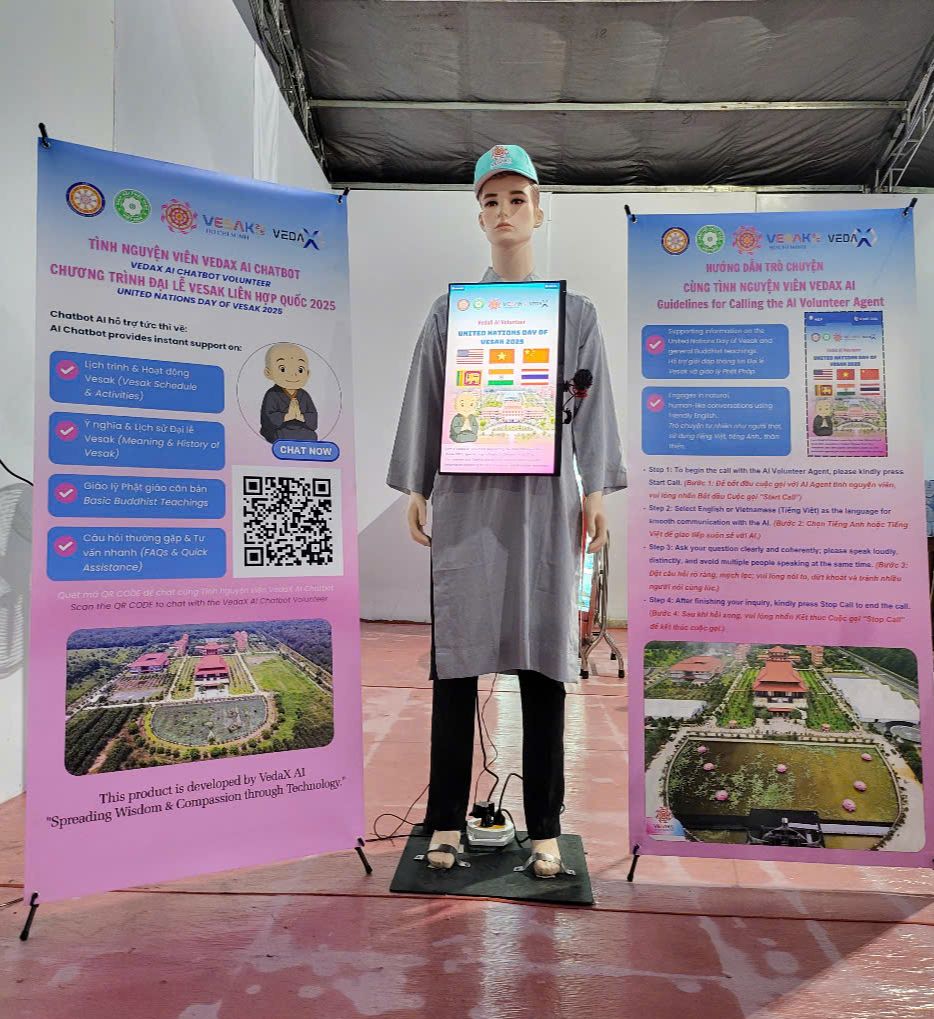 Le robot de réception parle 6 langues, AI Chatbot prend en charge 99 langues à Vesak 2025 - Photo 2.