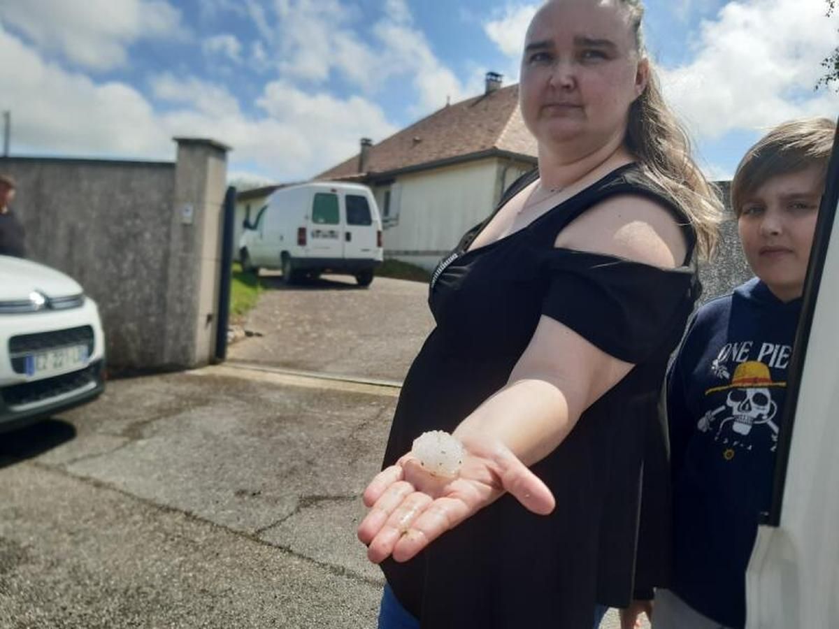 Isabelle et son fils n'étaient pas présents samedi soir à Lombia où le toit de leur maison a été endommagé, mais ils ont pu avoir une idée en découvrant ce dimanche de la taille des grêles encore présents dans la maison.