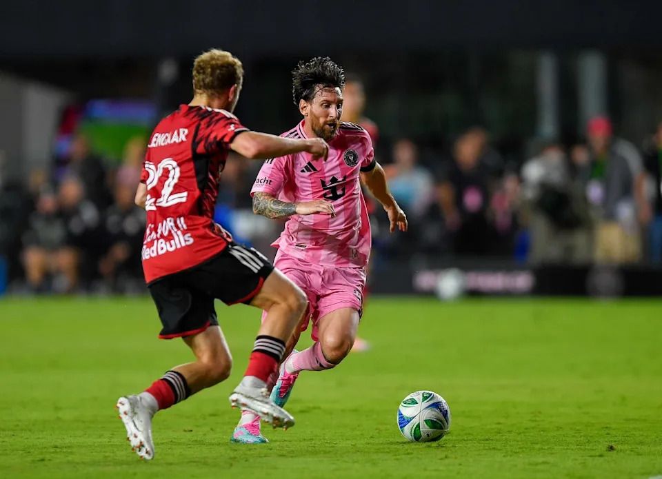Lionel Messi déplace le ballon lors de la victoire 4-1 d'Inter Miami contre les Red Bulls le 3 mai 2025. AP