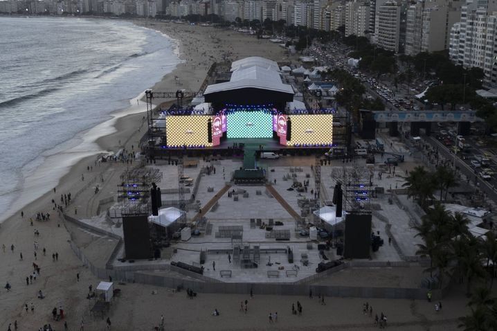 La scène installée sur la célèbre plage de Copacabana.