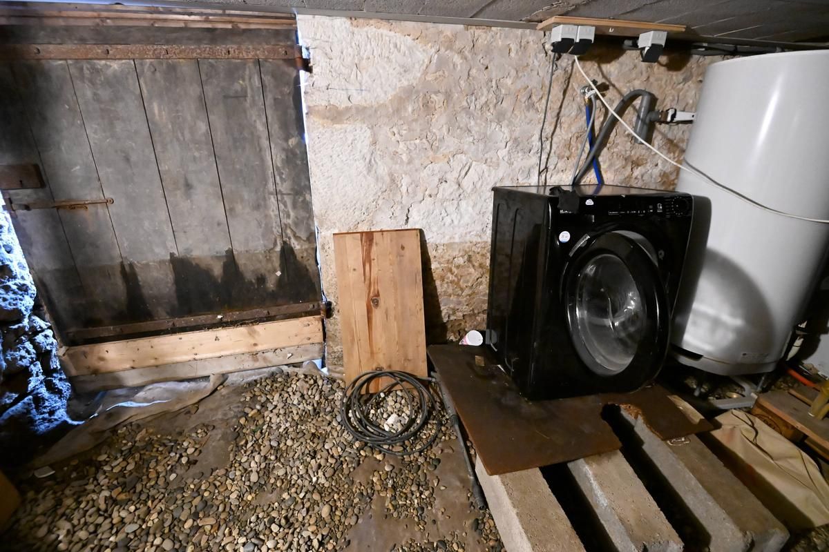 Dans la cave de Marie, rue de l'alma à Périgueux, la trace des inondations est visible, le sol est encore humide.