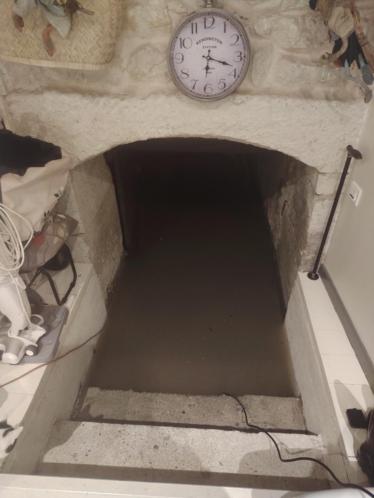 Malgré les pompes, Marie a vu l'eau engloutir sa cave presque entièrement, et ne pas aller loin de sa cuisine, ici le mardi 22 avril.