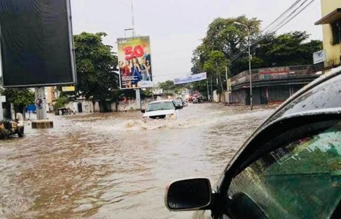 À Kinshasa, après les inondations de foudre, la ville s’est transformée en rivière -.