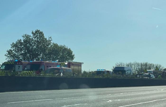 Près de Lyon. A43 a été réduit au trafic après un accident, un plafond de monstre en cours – France -.