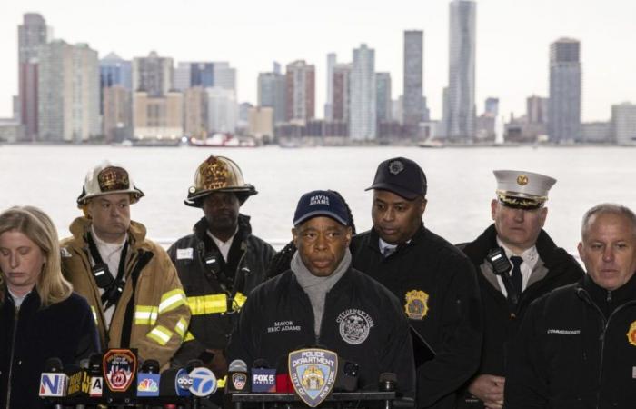 Un hélicoptère touristique de New York s’écrase dans une rivière, tuant six personnes -.