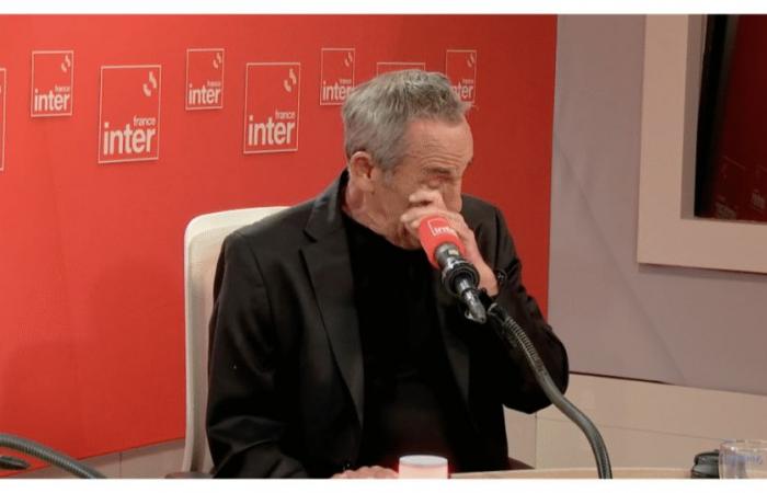 L’hôte ne contient pas ses larmes -.