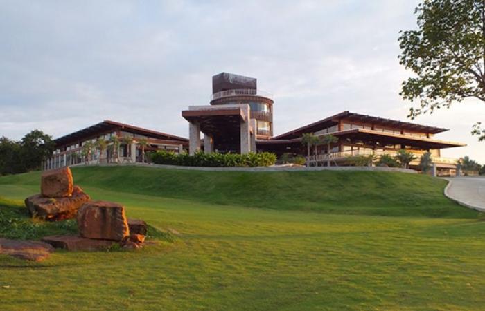 Un magnat thaïlandais condamné à la prison pour avoir cultivé son terrain de golf dans une réserve naturelle -.