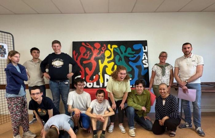 Dix jeunes de la dame ont effectué une œuvre d’art avec le peintre Tamazh -.