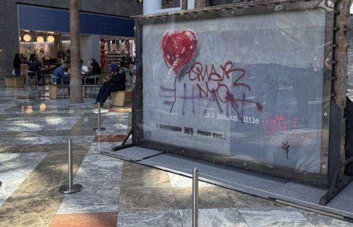 Le Broken Heart Board de Banksy, défiguré sur un mur de Brooklyn, est à vendre -.