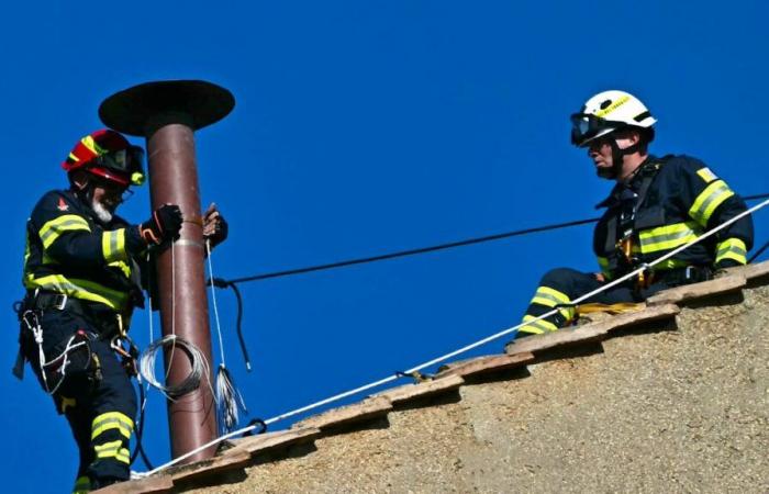 La cheminée de la chapelle Sixtine est installée -.