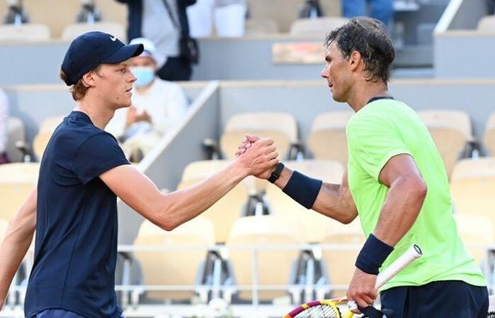 Vidéos, ATP> Jannik Sinner imite Rafael Nadal en formation, respect total! -.