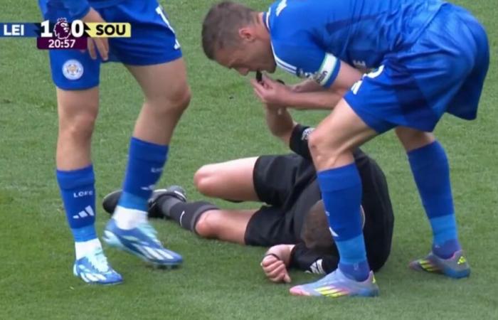 Quand Vardy pique le sifflet de l’arbitre pour sanctionner une faute… sur ce même arbitre -.