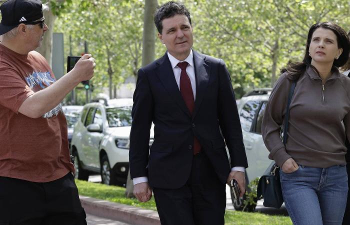 Après une annulation controversée de vote, la Roumanie revient aux urnes -.