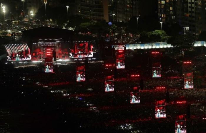 Robes, danseurs cachés, pyrotechniques… Lady Gaga met le feu à Rio avec un méga-concert libre -.