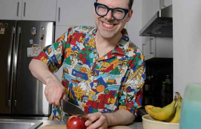 «Gnochon» dans la cuisine, l’auteur Simon Boulerice rend hommage à Jehane Benoît et à la touche «Pop Corn» de son micro-ondes -.