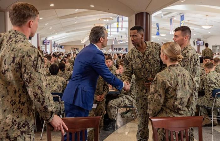 Hegseth dit que le Pentagone a fait «marcher sur des coquilles». Les femmes en uniforme disent que cela ressemble à une «gifle au visage». -.
